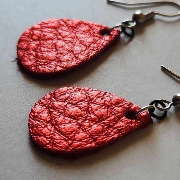 Iridescent teardrop leather earrings glitter red  shiny glam dangle metallic - Picture 1 of 3